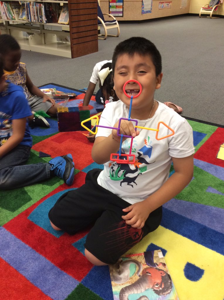 librarymbp's tweet photo. Having fun exploring our new engineering and building gadgets in Library MakerSpace! #hcslibrarymedia #hcslibraries #SeahawksRead https://t.co/QdsfF4KK4Z
