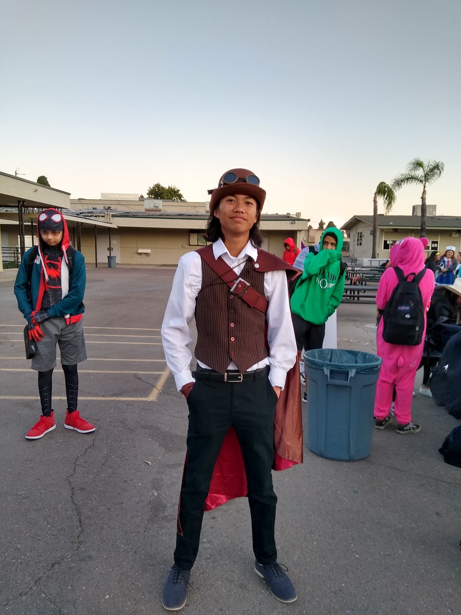 YEAH!!!!! I'M NOT THE ONLY STEAMPUNK AT MY SCHOOL!!!!!