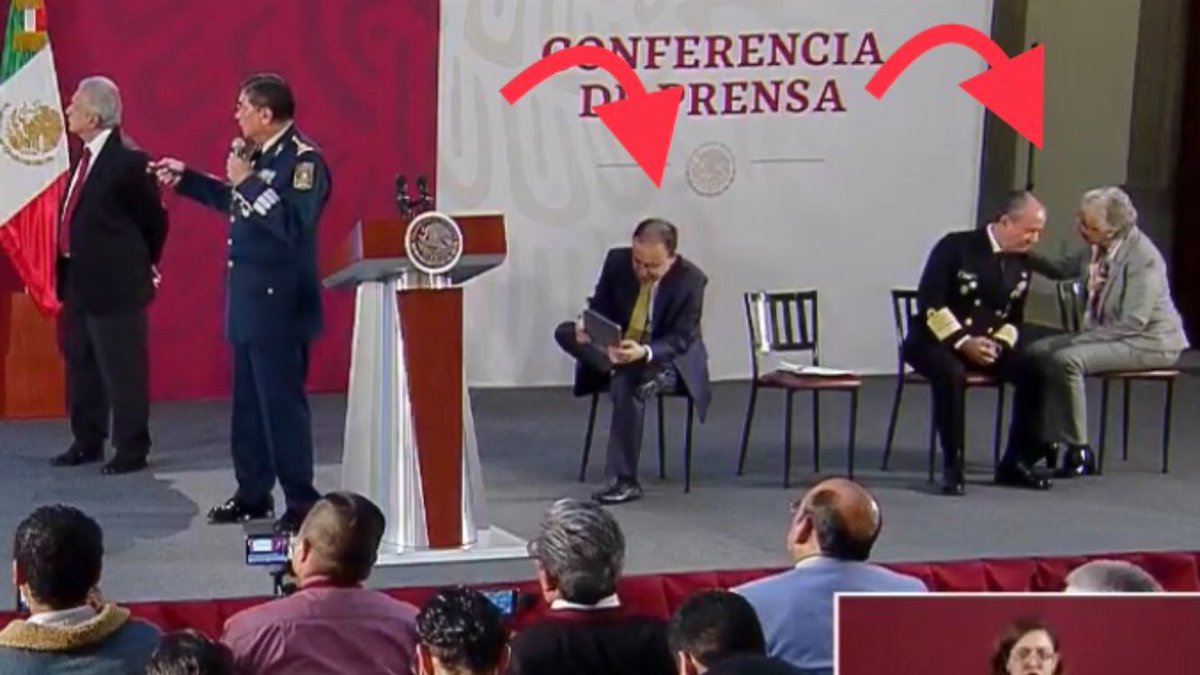 davosv2004's tweet photo. Como cuando tu EXPOSICIÓN está tan CHORERA que ya ni tus COMPAÑEROS de EQUIPO te PELAN...
ESO sí el MAISTRO bien ATENTO
@amarilloalarcon
@alzagareporter
#OvidioGuzman
@JoseVictor_Rdz
@jaj_formula
#OvidioGuzman
#OperativoFallido https://t.co/EJr3eU3pac