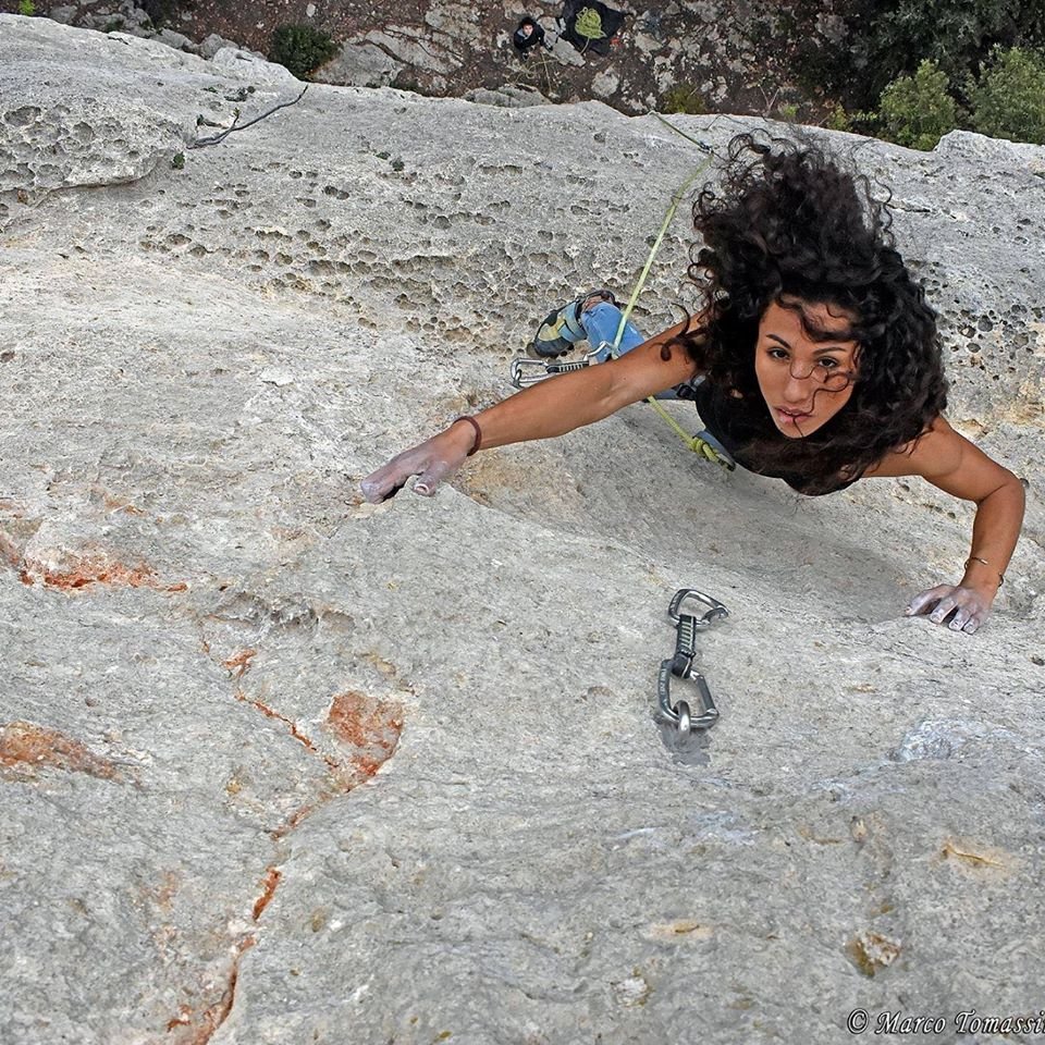 Le donne e l'arrampicata, la sintesi perfetta tra equilibrio e armonia... bit.ly/34h9Fb2 | #arrampicata #climbing #wafaaamer #climb #donne #montagna #caitorino #clubalpinoitaliano