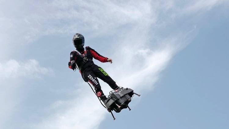 Franky Zapata était formidable..! Lorsqu'il est sur sont Flyboard !!