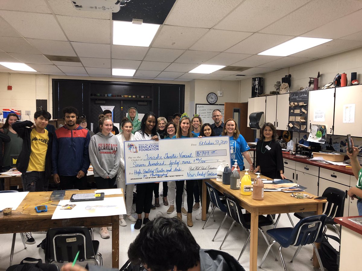 OzzieAhl2's tweet photo. 🐾🎨🐾 Thanks to @RHSEFoundation for awarding a Foundation Grant to @gwatavincent for her Art classroom. @RHHSNEWS @RHHSGBG @RockHillSchools #OneTeamOneMissionOneRockHill https://t.co/O6QJZmk0H2
