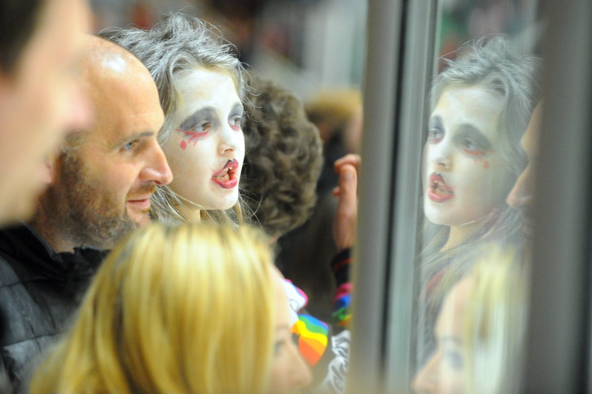 cardiffdevils's tweet photo. Plexi, plexi on the ice 

Who is the best dressed of them all 🧛🏻‍♀️ 

#HalloweenWithTheDevils https://t.co/CsCAN2QHE9