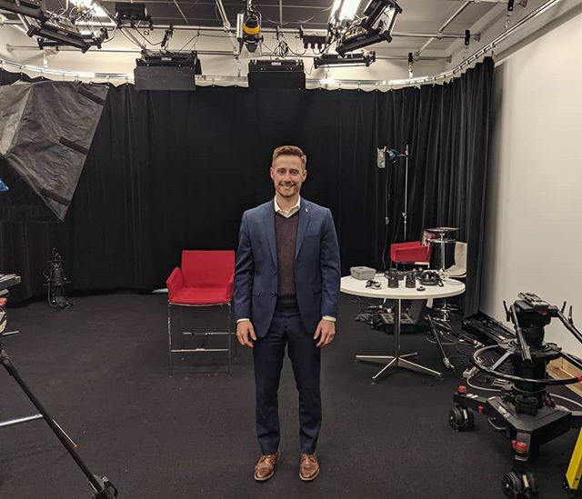 Support_Flutter's tweet photo. 🎥 En studio ce matin à TFO! Depuis plusieurs mois, la merveilleuse équipe à  @onfr_tfo nous a suivi à nos événements pour créer un mini documentaire sur la Fondation Flutter de Valérie. Restez à l'affût pour le produit final 😁
----
Éric was at TFO Ottawa this morning for the… https://t.co/l07tjkkDbL
