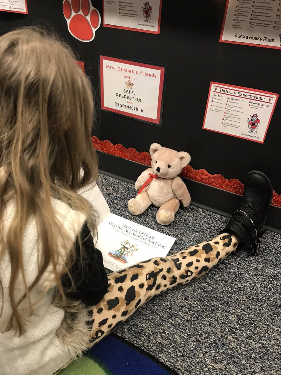 rmostdiek's tweet image. Enjoying reading some Halloween stories with a buddy!  #spookley #readybuddies