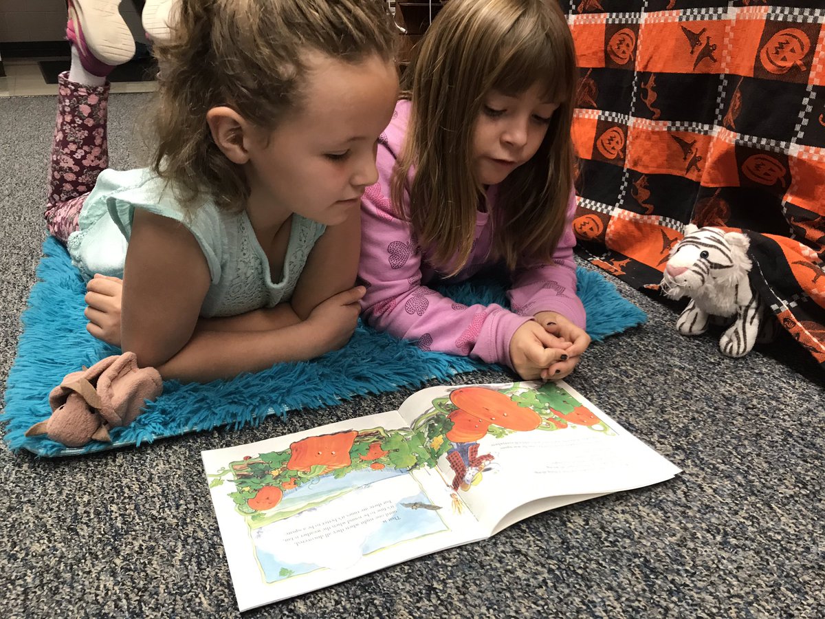 rmostdiek's tweet image. Enjoying reading some Halloween stories with a buddy!  #spookley #readybuddies
