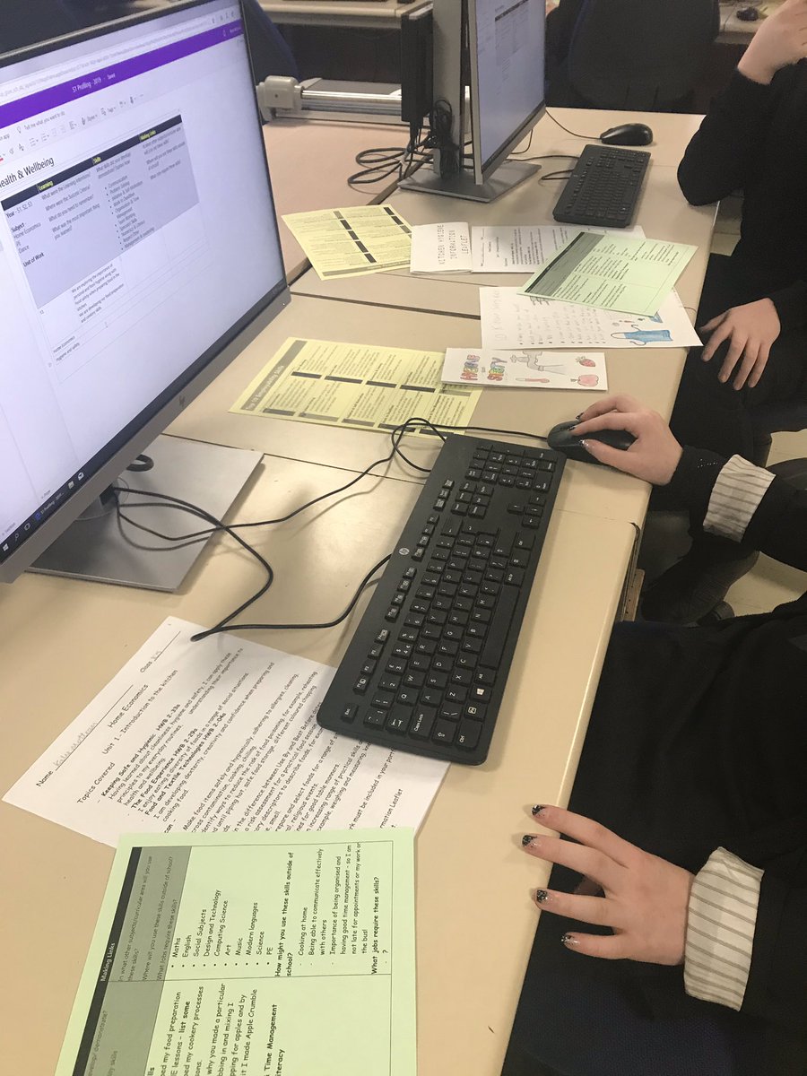 BeeslackHE's tweet image. S1 pupils self evaluating their progress so far in HE along with completing their Record of Learning and pupil voice tasks. Pupils had to link the skills they have developed in HE to other curriculum areas and life outside school #knowyourlevel #specialistskills @DYWEdinMidEast