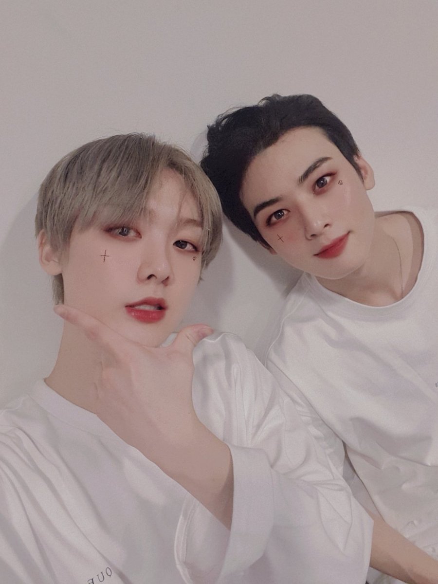 chaeunwoodaily's tweet photo. an update from @offclASTRO ..

WooSan Happy halloween🎃🎄
크아아앙~🎃
#흐흫 #히히

trans:
WooSan Happy Halloween. 🎃🎄
Keuaang~🎃
#Huhuh #Hihi

#ChaEunWoo #チャウヌ #차은우 #車銀優 #LeeDongMin #로하수호
#ASTRO #アストロ #아스트로 #AROHA #WooSan #YoonSanHa https://t.co/k0tSepTfWP