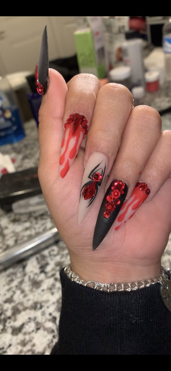 Chaneleeandra_'s tweet photo. Draculas long lost daughter ๐งโโ๏ธ ๐งโโ๏ธ #happyhalloween #vampiremakeup #vampirenails Shoutout to my amazing friend and nail tech for staying up till 3am to do my nails (detailed video and pics coming soon ) LOVE YOU @iivonnnee_ https://t.co/V88AHA0L8p