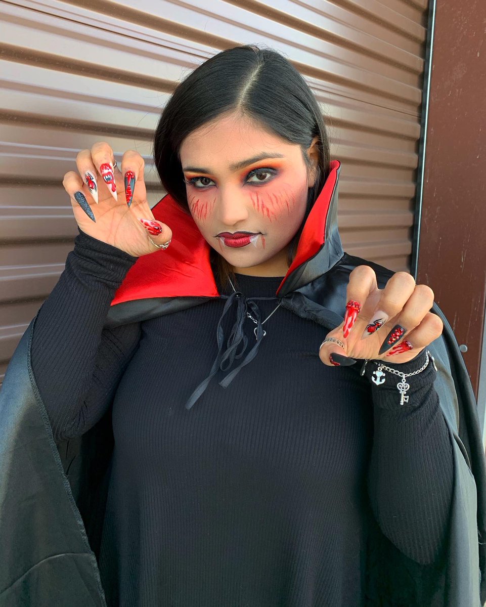 Chaneleeandra_'s tweet photo. Draculas long lost daughter ๐งโโ๏ธ ๐งโโ๏ธ #happyhalloween #vampiremakeup #vampirenails Shoutout to my amazing friend and nail tech for staying up till 3am to do my nails (detailed video and pics coming soon ) LOVE YOU @iivonnnee_ https://t.co/V88AHA0L8p