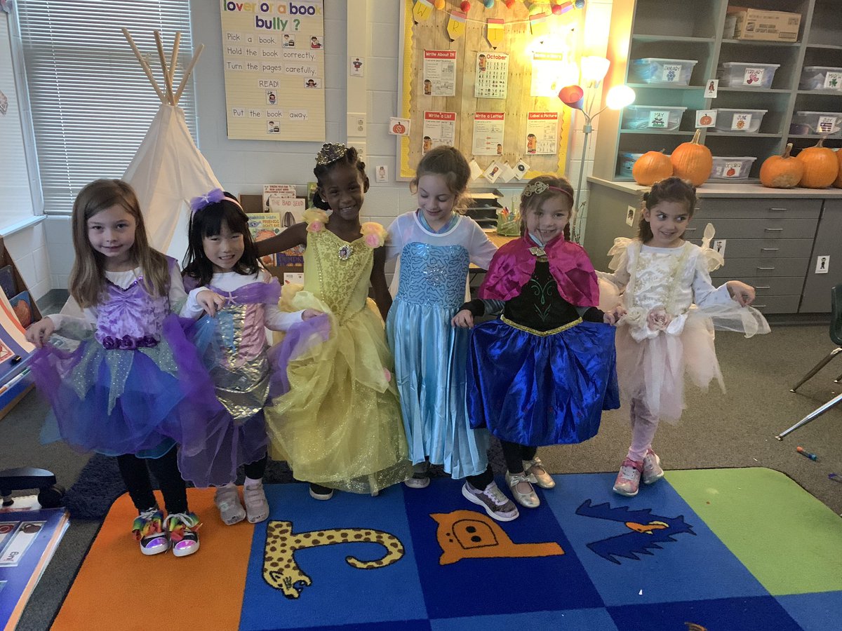 MrsHoltzKinder's tweet photo. Trick or Treat!!! 👻🎃 #Kindergarten #tmeseagles https://t.co/fCDZS93X9J