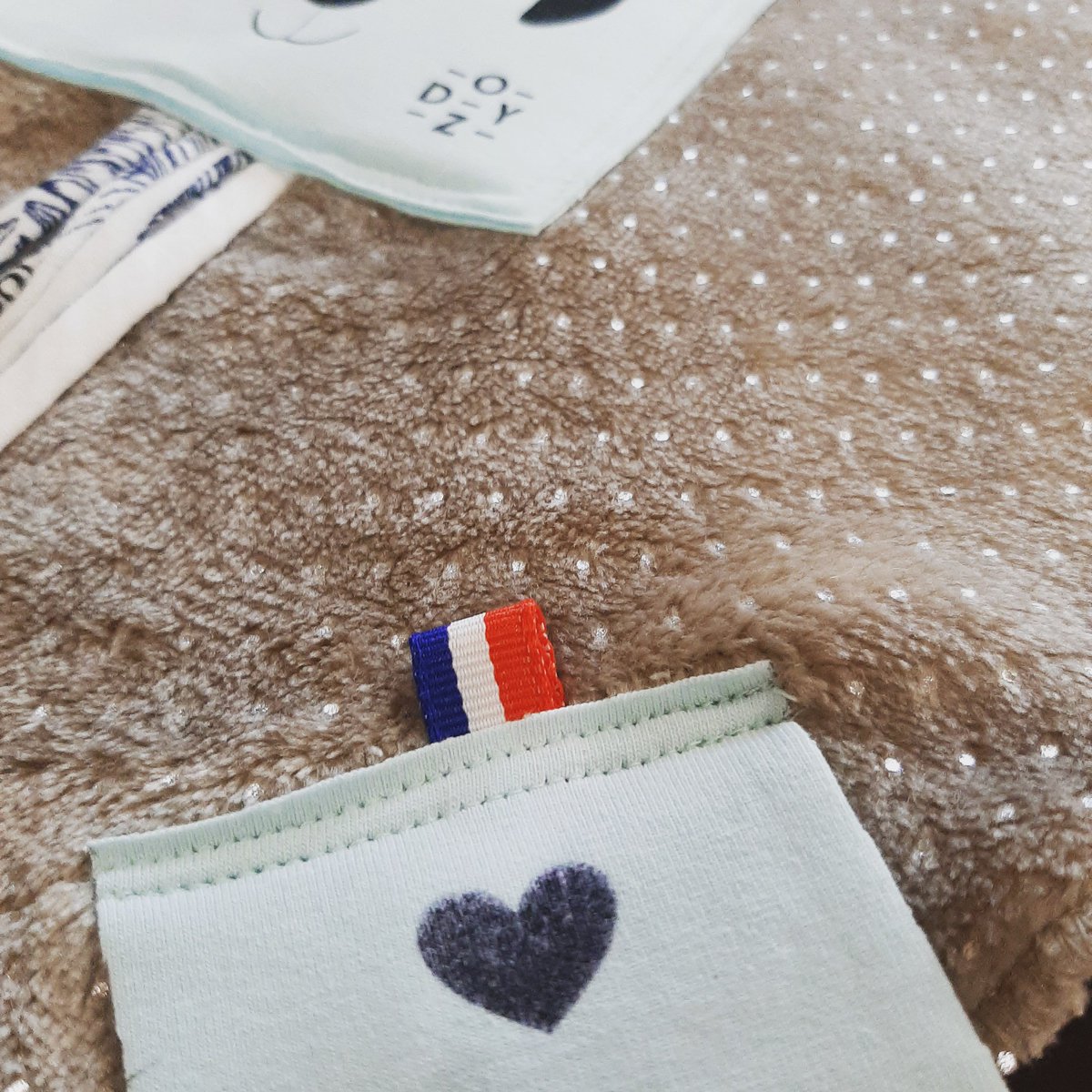 ODYZvetements's tweet photo. ODYZ aime la fabrication française 😍❤️😉 c'est fou comme un seul point de vue résume bien les valeurs de la marque 📸
PS : c'est une nouvelle photo du nouveau produit 😜🤫
#madeinfrance #cadeaudenaissancemadeinfrance #cadeaudenaissance #nouveauté #indice https://t.co/x5vbfGv6dn