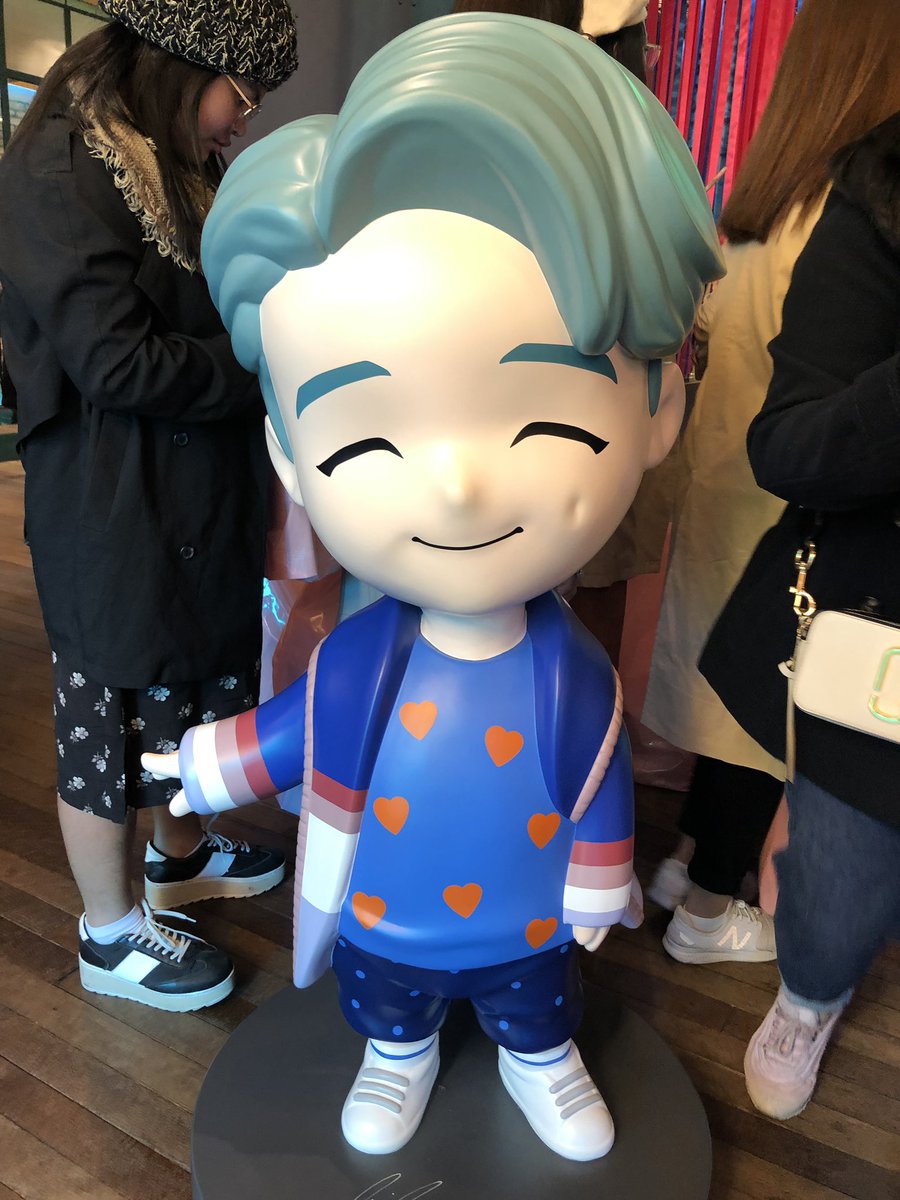 hopehope_333's tweet photo. このエリアはもうカオスで💦推しと同じポーズで写真を撮りたいアミが我れ先にと熱烈な撮影大会で…
一生待っても順番は回って来なそうだったので諦めて次へ…
@BTS_twt
#popuphouse https://t.co/5PkSX60mq8