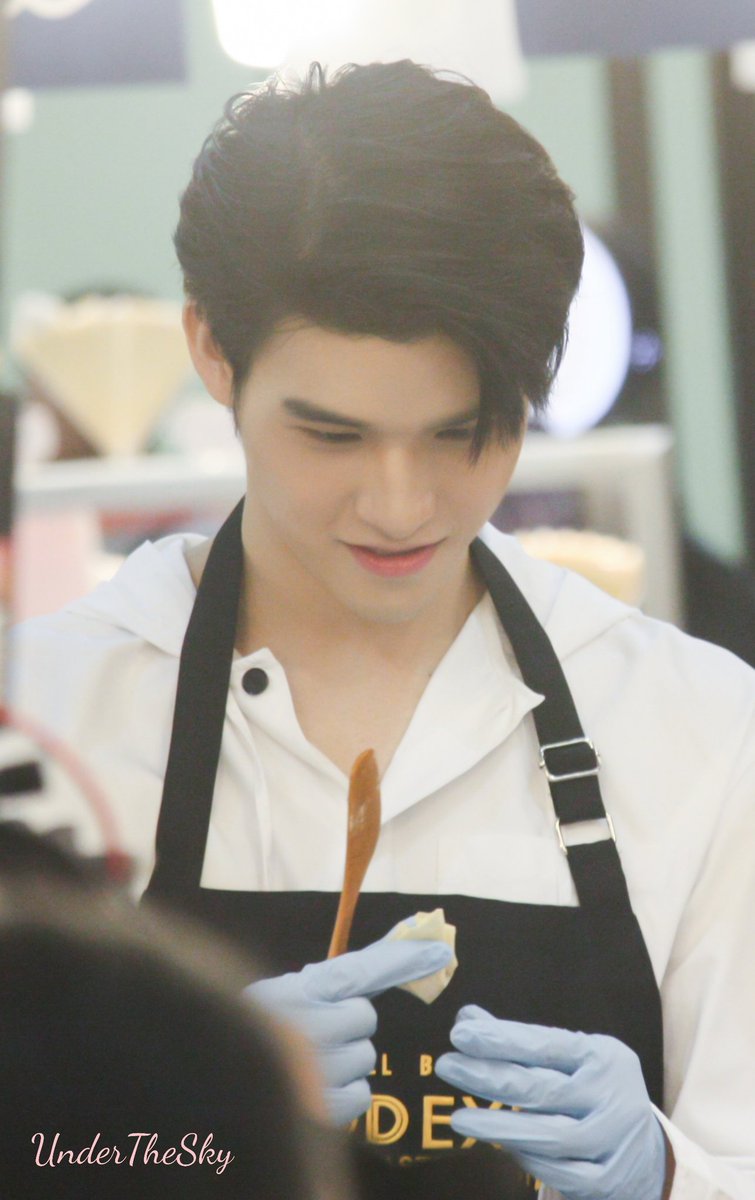 UndertheskySky's tweet photo. อ่อนโยนกับเกี๊ยวในมือมาก >< เราชักจะอิจฉามันละนะ!!

@skywongraveee

#skywongravee #สกายวงศ์รวี #nadaoartist #ก้อนเมฆของสกาย #MyCloudy #ใต้ฟ้าแกลอรี่ https://t.co/le7lq23lKp