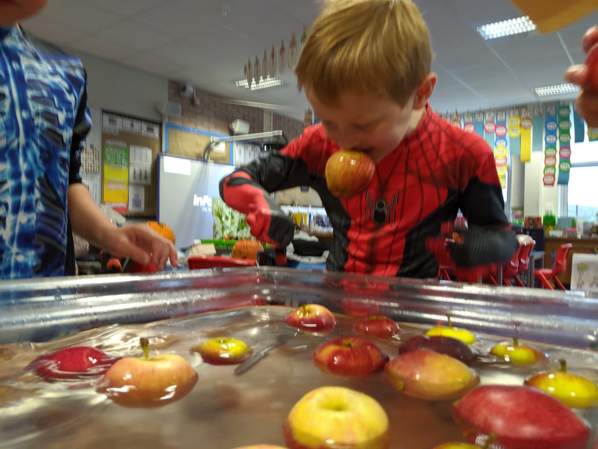 portellenps's tweet photo. Forks or teeth? What's your favourite technique? #dooking #apples
#learningexperiences #HalloweenFun https://t.co/0D1ow5BmcG
