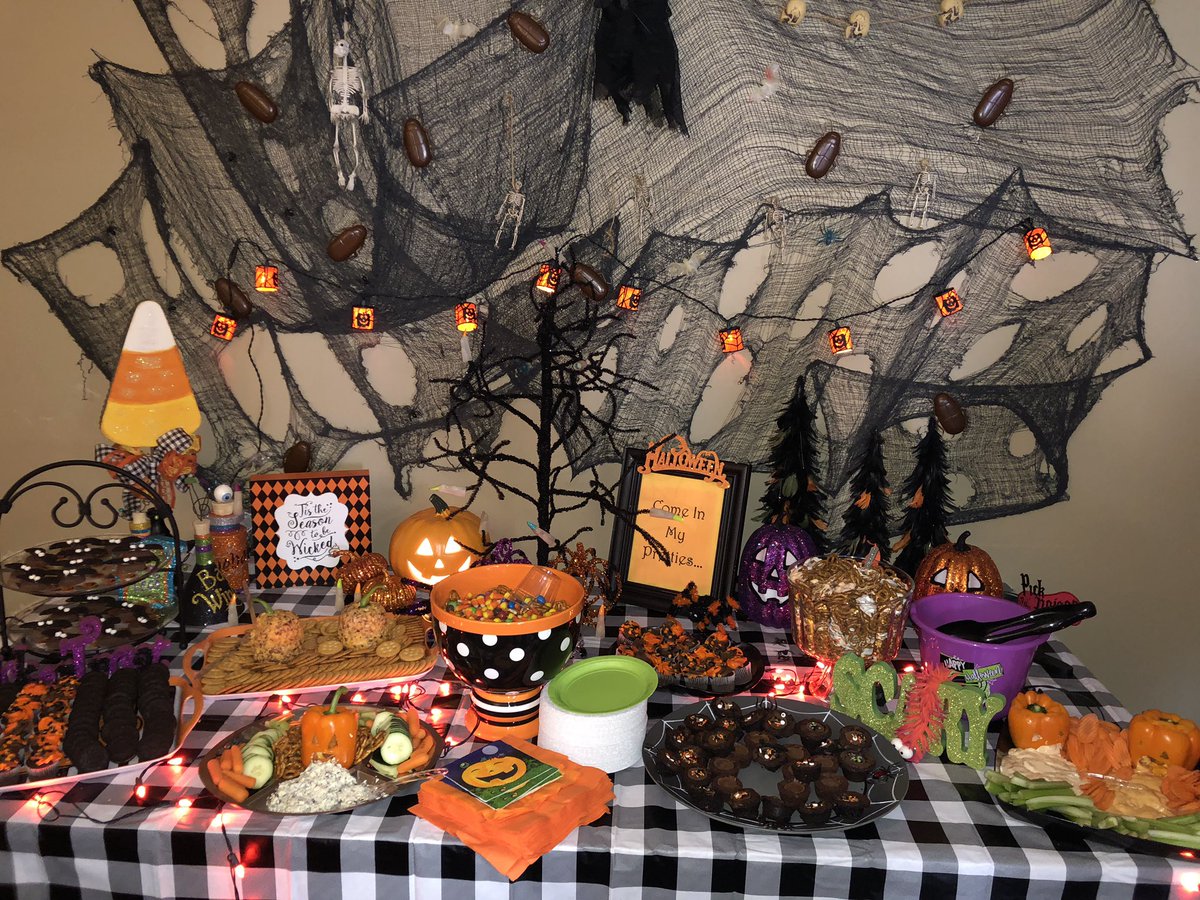 No tricks just treats from our faBOOlous A-team! Thank you for all you do for us🧡🖤 <a href="/WarnerCFISD/">Warner Elementary</a> #HappyHalloween2019 #proudpara #justtreats #weappreciateyou #trickortreat