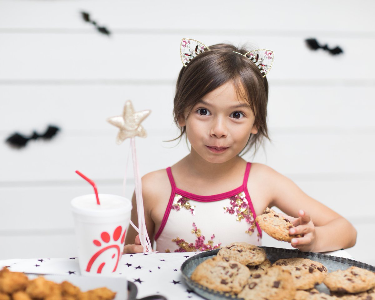 cfa_oceanside's tweet photo. Our faces when we realize its Halloween! Happy Halloween! From your Chick-fil-A Quarry Creek! 🎃👻 #cfaoside #spookyszn https://t.co/0xdyMe3TAI