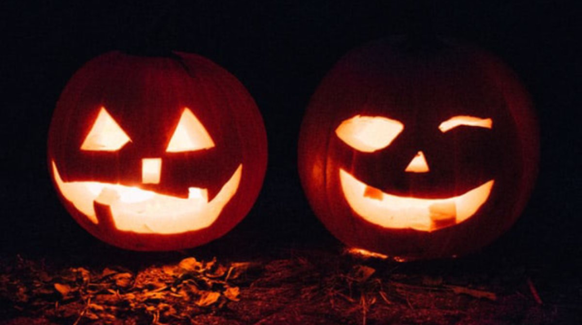 vardata's tweet image. Happy Halloween!  What's everyone dressing up as this year? #halloween #happyhalloween #scary #pumpkins #carvingpumpkins