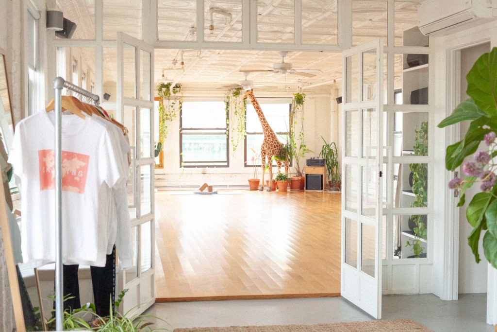 Sky Ting Yoga Co-founders Krissy Jones and Chloe Kernaghan have harnessed a new kind of zen in their studio. Sky Ting is more than a studio—it’s a thriving community that seeks to provide a space for teachers and students alike to chill out in bustling NYC
bit.ly/2MRQhvj