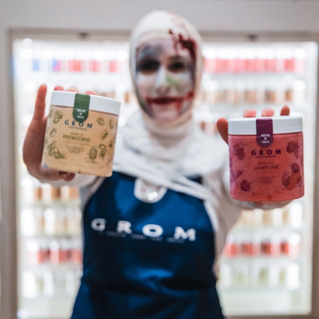 Da bambini: non vedevamo l’ora di indossare costumi spaventosi e mangiare dolci e caramelle.  Da adulti: guardate la foto… non siamo poi cambiati molto! Cosa farete la notte più spaventosa dell’anno?

#Halloween #gromgelato #Halloweennight #nottedihalloween