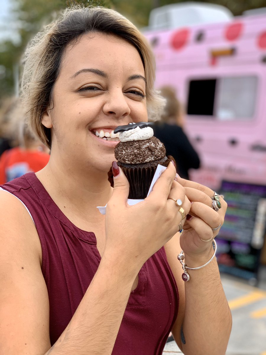 thatjesswink's tweet photo. Fabulous @BNESeagles teachers get treated to a gourmet cupcake truck for an EXTRA sweet Halloween surprise! 👻 Yum! Now to decide between the Unicorn, the Wedding Planner &amp; the Apple Cider cupcake... 🤔 🧁 https://t.co/uxYp8YtWBE