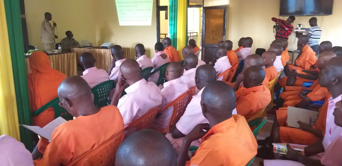 Rwanda Correctional Service (@rcs_rwanda) on Twitter photo Uyu munsi: Kuri gereza ya Nyarugenge Minisitiri <a href="/BusingyeJohns/">Busingye Johnston</a> yasuye anaganira n'abahafungiwe. Iyi gereza nshya yubatswe n'abayirimo ubwabo, ikaba ifungiyemo bagera ku 9945. <a href="/JusticeSectorRw/">Justice Sector</a> <a href="/Rwanda_Justice/">Ministry of Justice</a> Uyu munsi: Kuri gereza ya Nyarugenge Minisitiri <a href="/BusingyeJohns/">Busingye Johnston</a> yasuye anaganira n'abahafungiwe. Iyi gereza nshya yubatswe n'abayirimo ubwabo, ikaba ifungiyemo bagera ku 9945. <a href="/JusticeSectorRw/">Justice Sector</a> <a href="/Rwanda_Justice/">Ministry of Justice</a>