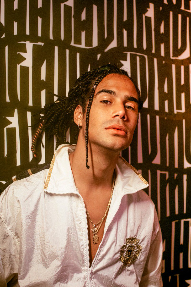 MicaelOficial's tweet photo. Hoje faz uma semana que lançamos "Não Importa" e eu to muito feliz com todo o carinho que to recebendo de todos vocês ! 🦖

📸: Lana Pinho https://t.co/Ps2T4d9Go2