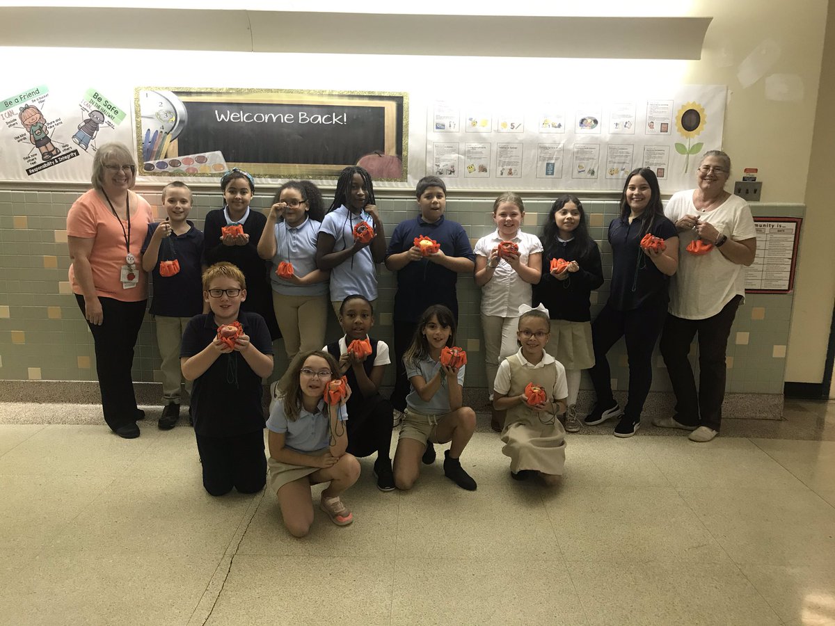 These 3rd, 4th, and 5th grade <a href="/HamiltonSDOL/">HamiltonPrincipal</a> students learned how to sew pumpkins during #PBIS #chooseyourownadventure. #itsjustanapple #winkwink