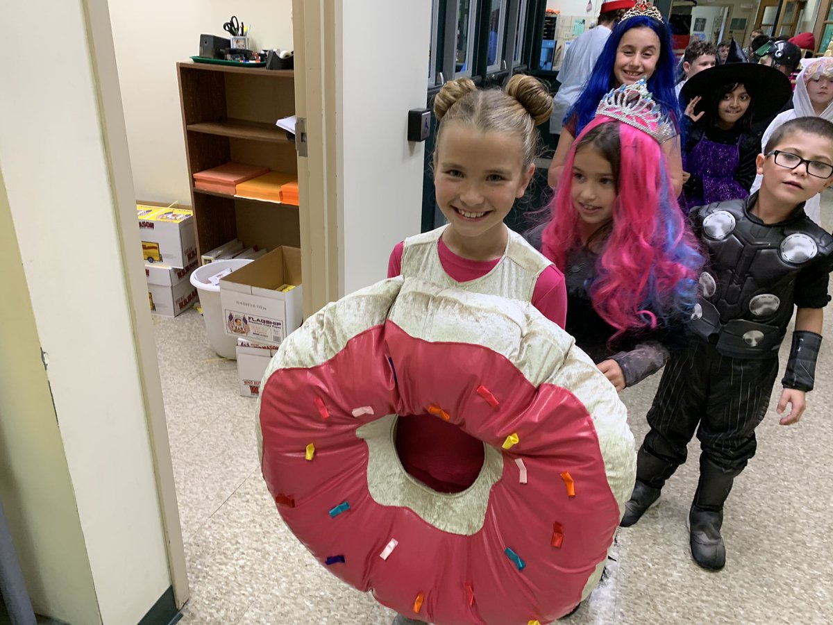 lizcorr_demello's tweet photo. The rain couldn’t dampen our Halloween fun at DeMello! #hellodemello #halloween2019 https://t.co/06bCstqoAh