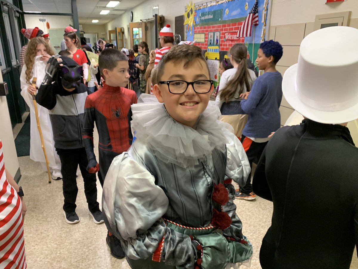 lizcorr_demello's tweet photo. The rain couldn’t dampen our Halloween fun at DeMello! #hellodemello #halloween2019 https://t.co/06bCstqoAh