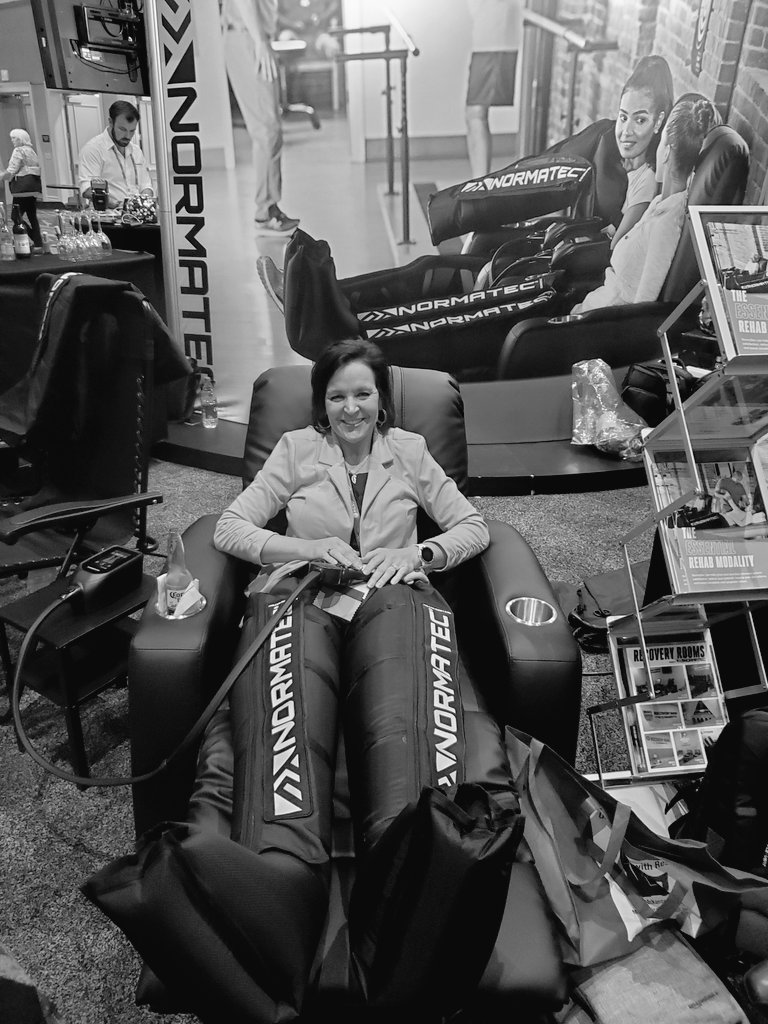 BroeringJacqui's tweet photo. Checking out the latest in post workout &amp; rehab recovery https://t.co/zWluiCONCi
