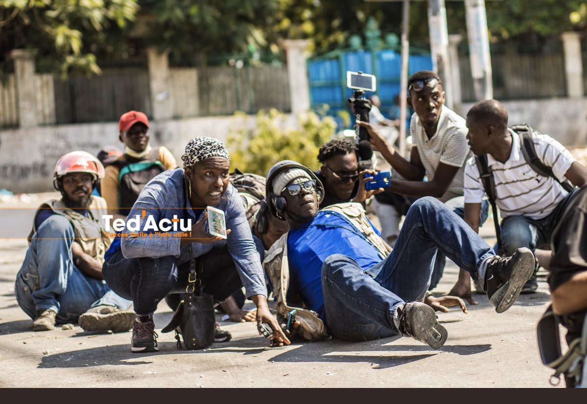 EtantDupain's tweet photo. Photos: some incredible images from this morning while @moisejovenel was on his way to the palace. Protesters blocked the road as the president’s security fired live rounds in the air to unblock roads. Very tense situation all around #Haiti with no end in sight. https://t.co/8GEw43LjBE