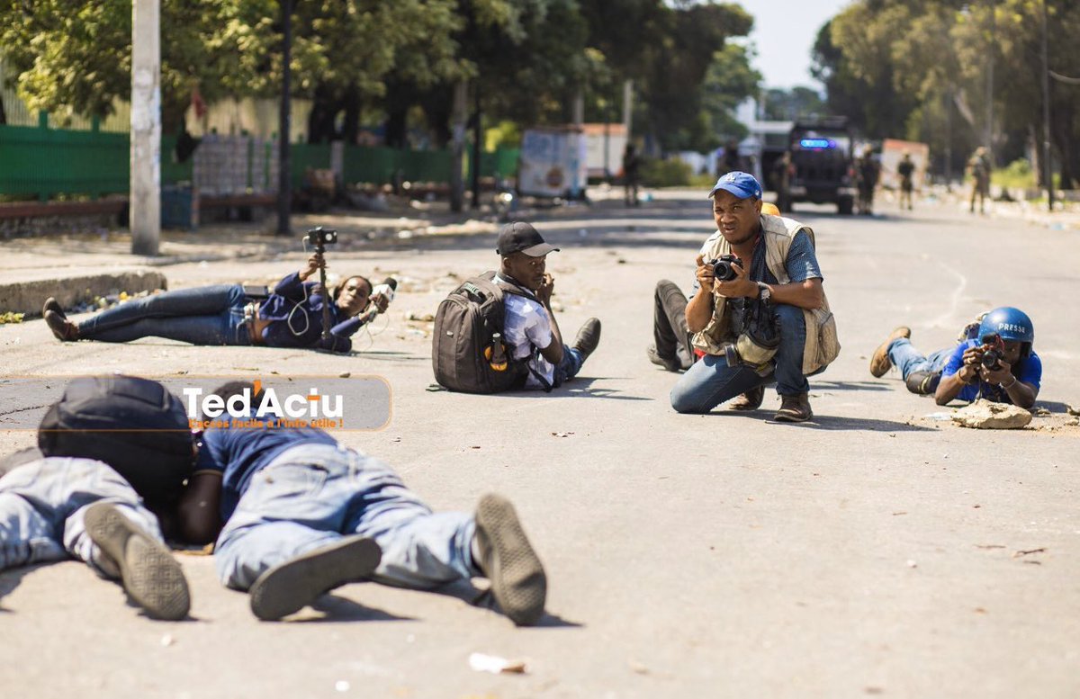 EtantDupain's tweet photo. Photos: some incredible images from this morning while @moisejovenel was on his way to the palace. Protesters blocked the road as the president’s security fired live rounds in the air to unblock roads. Very tense situation all around #Haiti with no end in sight. https://t.co/8GEw43LjBE