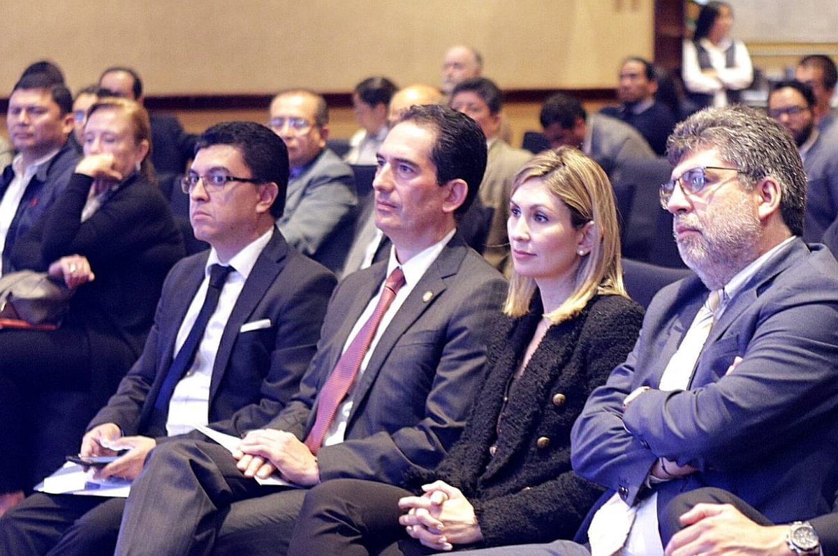 victorasturias's tweet photo. Tuve el honor de participar en la #ExpoAPP de @ANADIEGuatemala en donde reiteramos el compromiso para generar desarrollo económico descentralizado a través del modelo de alianzas público-privadas. Esto beneficiará la conectividad nacional, mejorando la productividad #APP https://t.co/IkPRbR0erU