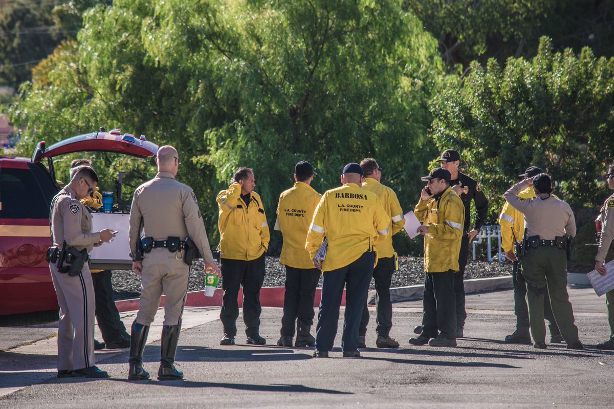 div8incidents's tweet photo. @LACOFD @LACoFireAirOps @CHPsouthern @LASDHQ unified command on the #BreaFire in #diamondbar https://t.co/APBZVJB9lb