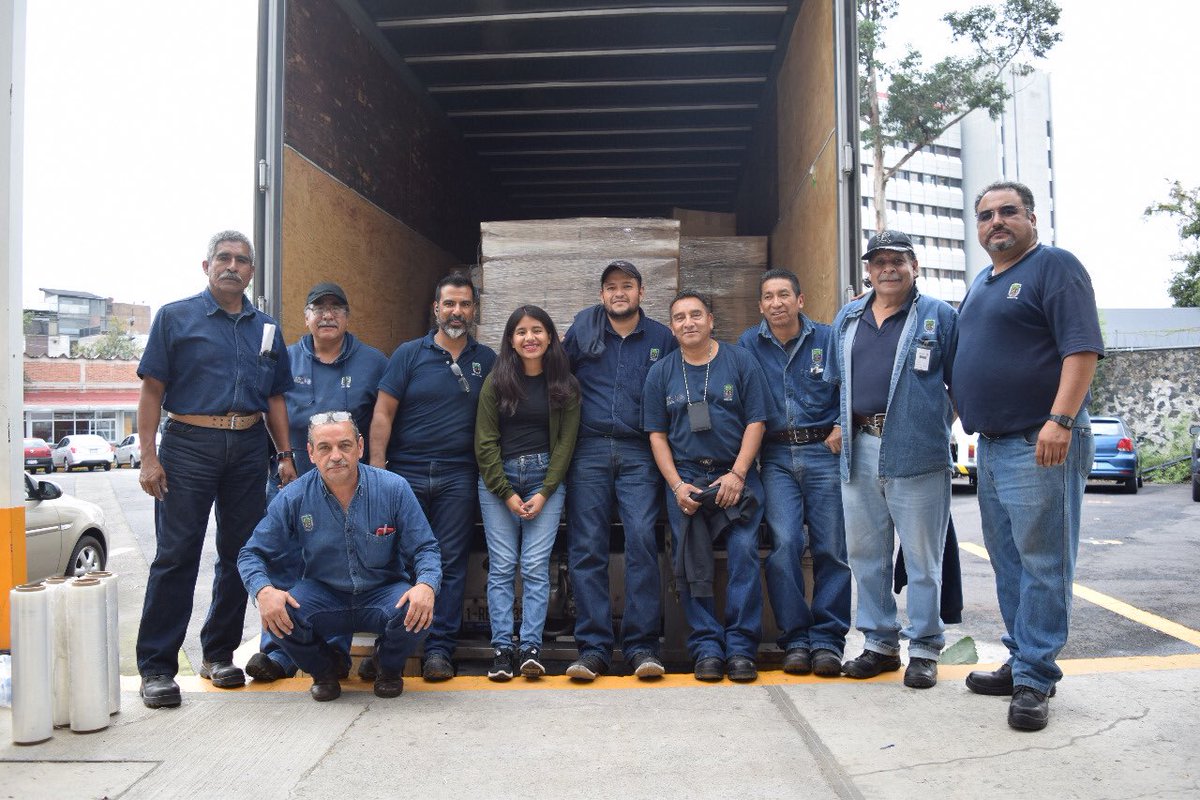 librosunam's tweet photo. ¡Gracias a ustedes! @KupijyVargas embarca las 660 cajas de libros 📚 donadas durante la #Filuni2019 para las #BibliotecasComunitarias, rumbo a Rancho las flores de Tlahuitoltepec, Oaxaca.
El éxito fue tal que no sólo se nutrirá esa biblioteca sino que @UNAM_MX creará 3 más 🤗📕❤️ https://t.co/TsYj0xoBgW