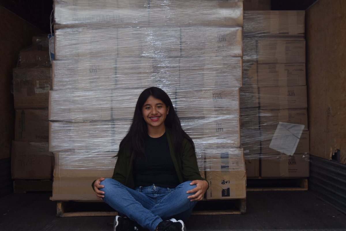 librosunam's tweet photo. ¡Gracias a ustedes! @KupijyVargas embarca las 660 cajas de libros 📚 donadas durante la #Filuni2019 para las #BibliotecasComunitarias, rumbo a Rancho las flores de Tlahuitoltepec, Oaxaca.
El éxito fue tal que no sólo se nutrirá esa biblioteca sino que @UNAM_MX creará 3 más 🤗📕❤️ https://t.co/TsYj0xoBgW