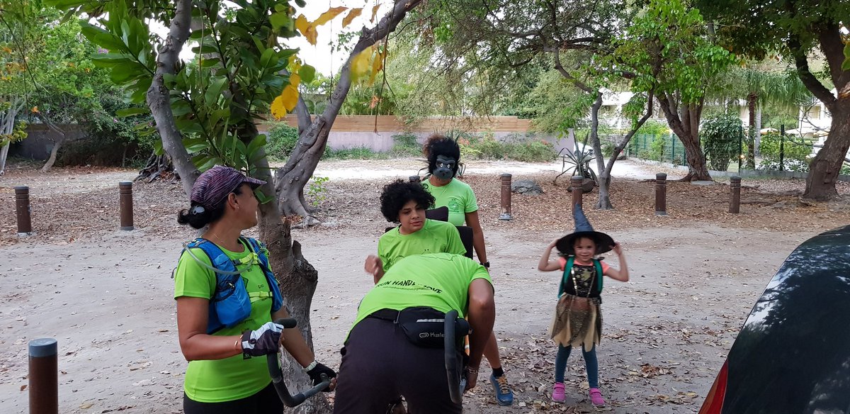 picsous44780's tweet photo. @WithingsFR 8600 pas pour échapper aux zombies ce soir avec les joëlettes de Run Handi Move. On est parti chercher les bonbons 👹😈😋😋🍭🍬🍫🍻
#RHM #runhandimove #joelette #handisport #envoiedudiot #Apivia #noutienbonoulargpa https://t.co/xsJD3h2vdR