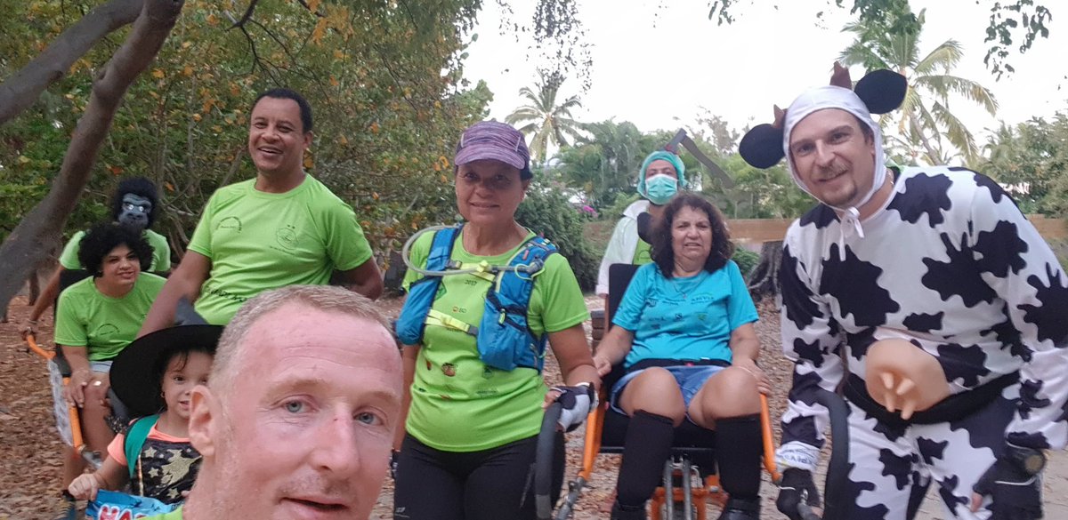 picsous44780's tweet photo. @WithingsFR 8600 pas pour échapper aux zombies ce soir avec les joëlettes de Run Handi Move. On est parti chercher les bonbons 👹😈😋😋🍭🍬🍫🍻
#RHM #runhandimove #joelette #handisport #envoiedudiot #Apivia #noutienbonoulargpa https://t.co/xsJD3h2vdR