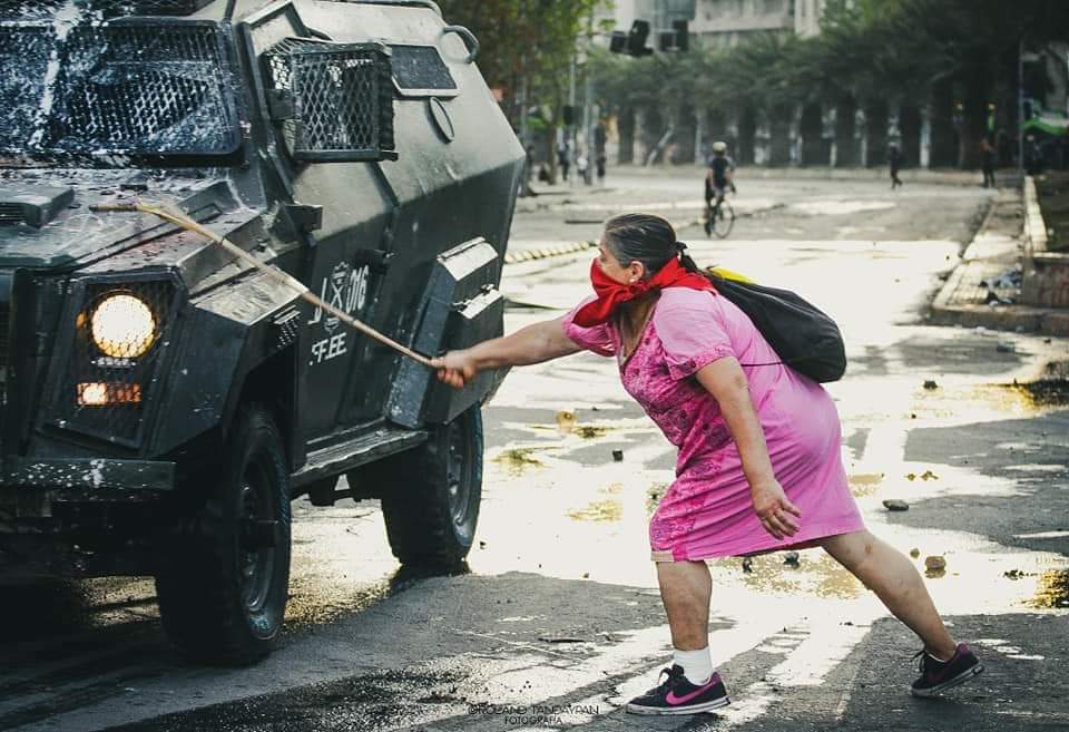 prensaopal's tweet photo. La abuelita de las protestas.

Ayer estuve en plaza Italia fotografiando y me tocó ver esta escena, ahi estaba la abuelita luchando por sus derechos, abuelita que no anda criticando por las redes sociales a los que protestan y se enfrentan a los pacos. 

Por: Roland Tandaypan S https://t.co/gFwmmvvXST