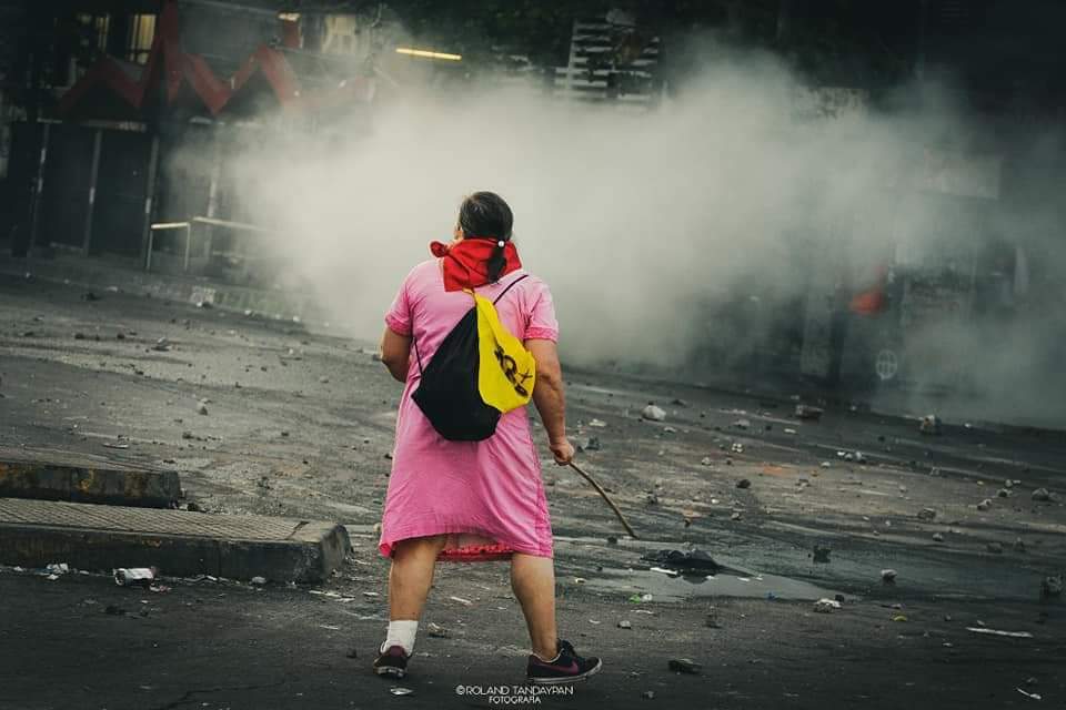 prensaopal's tweet photo. La abuelita de las protestas.

Ayer estuve en plaza Italia fotografiando y me tocó ver esta escena, ahi estaba la abuelita luchando por sus derechos, abuelita que no anda criticando por las redes sociales a los que protestan y se enfrentan a los pacos. 

Por: Roland Tandaypan S https://t.co/gFwmmvvXST