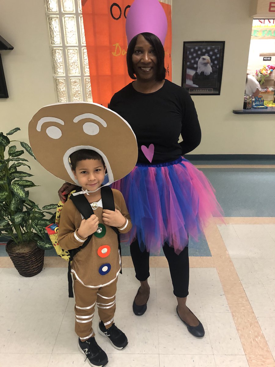 PrincipalCrosby's tweet photo. Spooktacular day @sunsetlakeselem https://t.co/oDVozSuV0H
