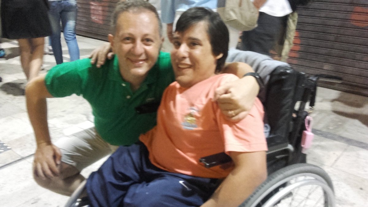 facucuesta88's tweet photo. @verolozanovl @CostaOkis @mauroszeta @tapettinato @peralta_nico @capochatv @SoyFersala muy divertido @CortaPorLozano con:mi amigo @Nico_Scarpino (a quien conocí en 2017 con #ComoElCulo,vi x 2da vez en #MarDelPlata y en 2018 con @ChorrosOK) y @sergio_paglini capos!! desde Mercedes https://t.co/Q8wi5SndkD