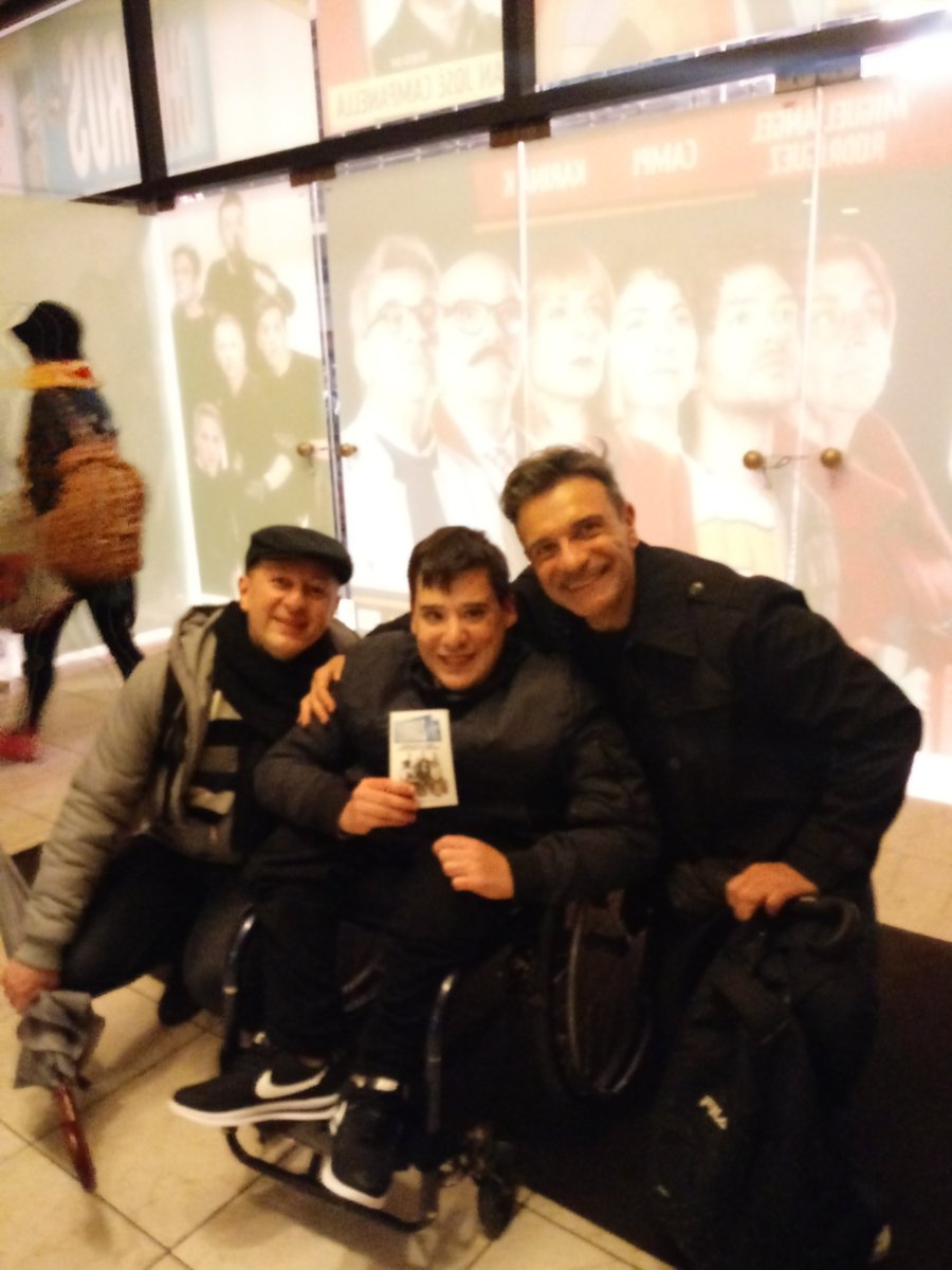 facucuesta88's tweet photo. @verolozanovl @CostaOkis @mauroszeta @tapettinato @peralta_nico @capochatv @SoyFersala muy divertido @CortaPorLozano con:mi amigo @Nico_Scarpino (a quien conocí en 2017 con #ComoElCulo,vi x 2da vez en #MarDelPlata y en 2018 con @ChorrosOK) y @sergio_paglini capos!! desde Mercedes https://t.co/Q8wi5SndkD