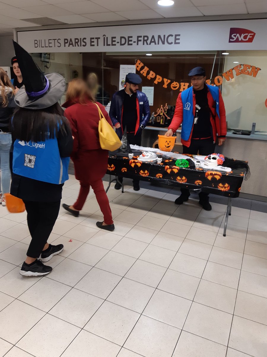 Nous étions présents ce soir en gare de Domont pour partager un beau moment de frisson pour les grands et les petits #halloween2019 #1 mail ou un sort...💀👻👻💀