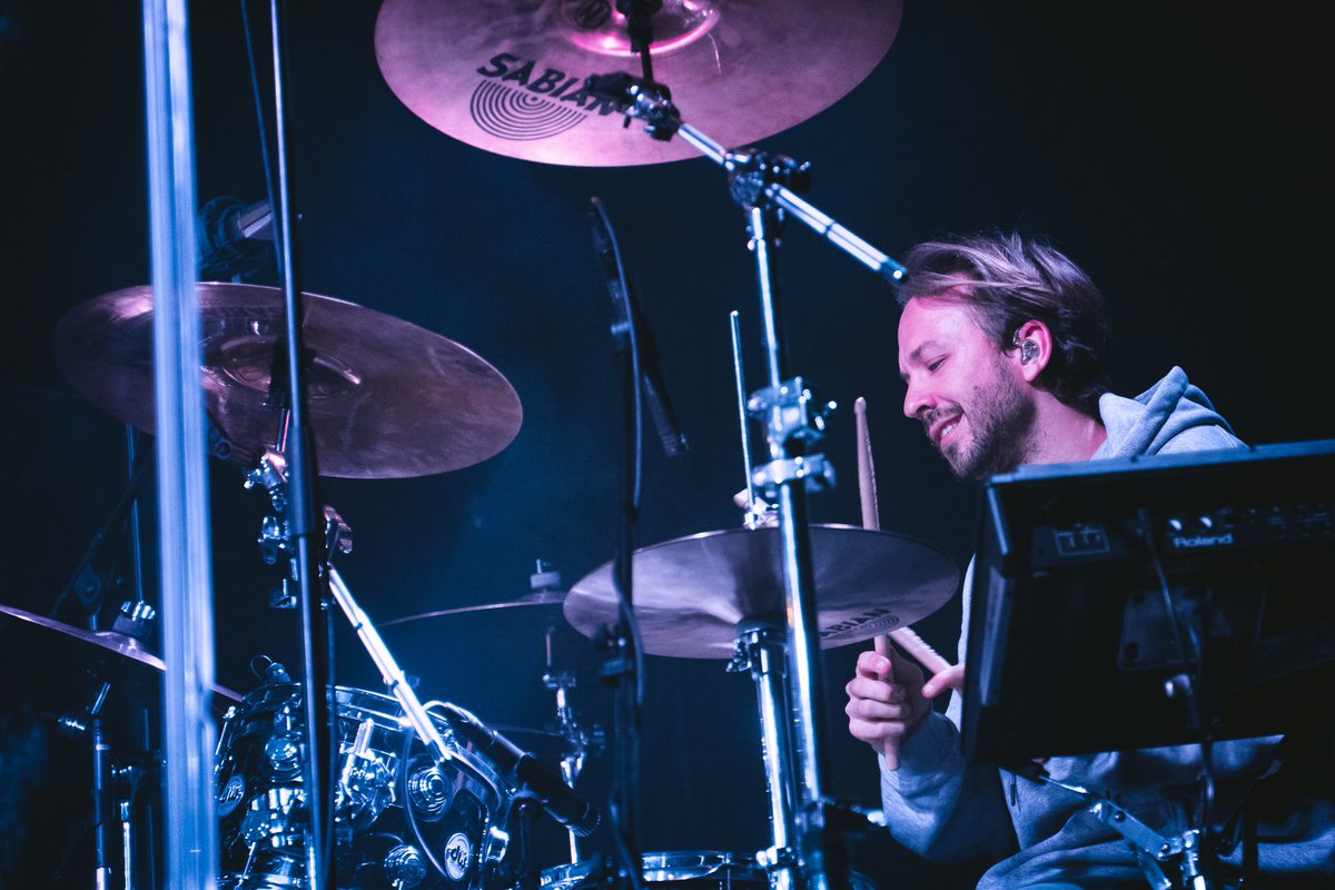 DirtyLoops's tweet photo. So fun playing NEXT TO YOU and WORK SHIT OUT live in Czech Republic. We're headed to South America (ARGENTINA + CHILE) in just a few weeks!! 🇦🇷🇨🇱 Our first time performing in South America 😳😳😱 Tickets: https://t.co/okiRPRSEwV 🎉 https://t.co/c4s3hpfiqx