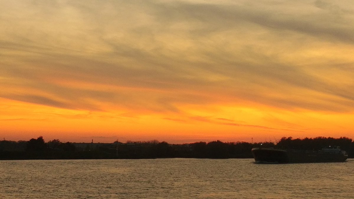 Goedenavond wat was die weer mooi na #zonsondergang #oudemaas #binnenvaart #weerfoto en een fijne avond allemaal👋👋