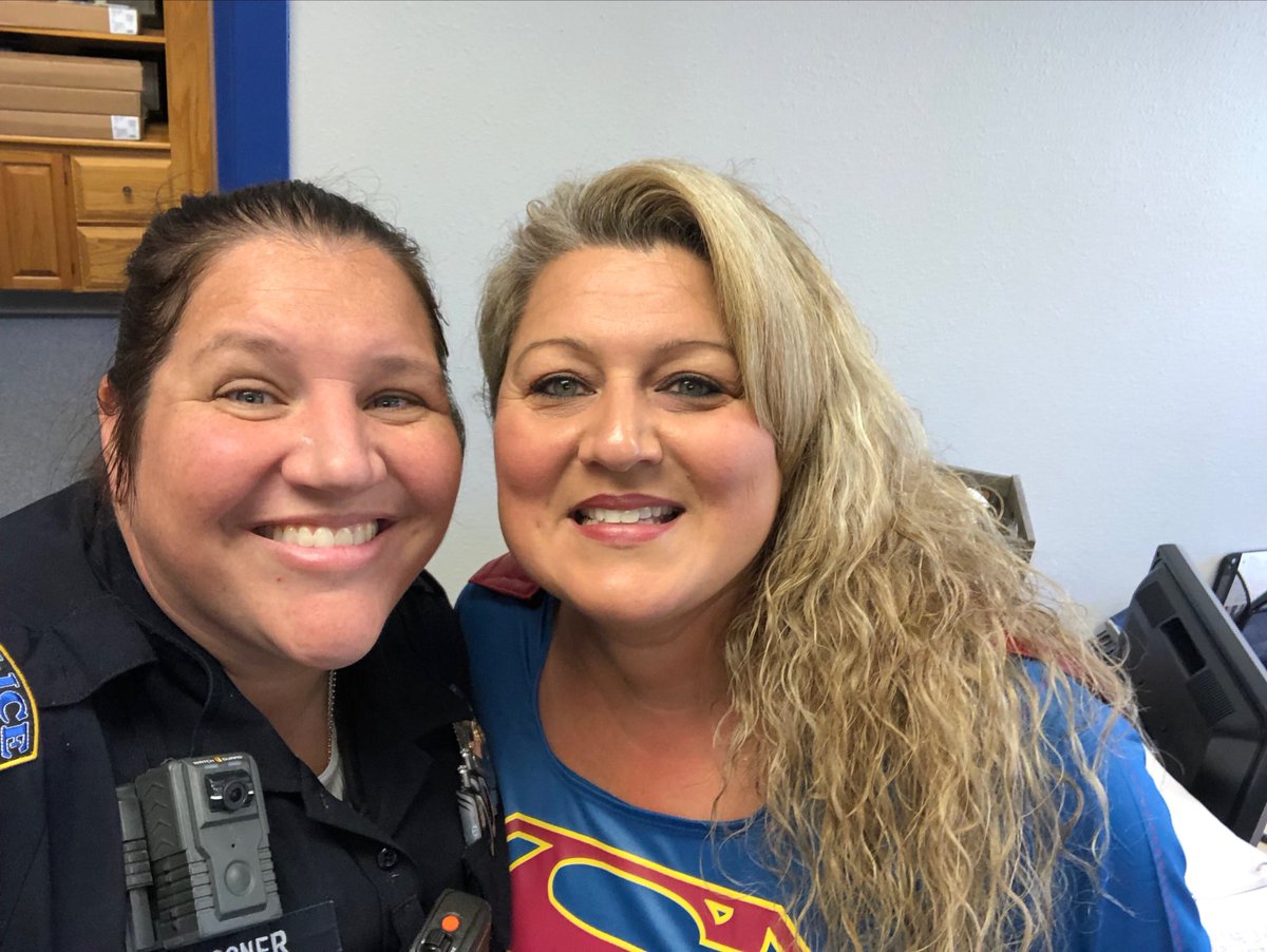 pgerig's tweet photo. We had our best SRO visiting Burks to visit her favorite supper hero’s! Supergirl and Superman. #burksmisd #mymisd ⁦@McKinneyPolice⁩ https://t.co/NeRurHRZGx