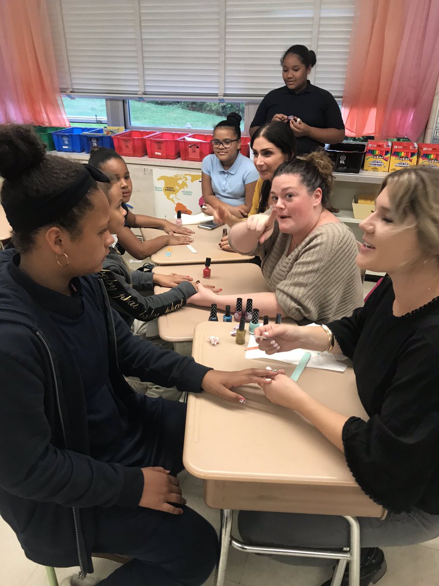 Check out the glam on these 3rd, 4th and 5th graders. Spa treatment during <a href="/HamiltonSDOL/">HamiltonPrincipal</a> #PBIS #chooseyourownadventure? Yes please! ❤️