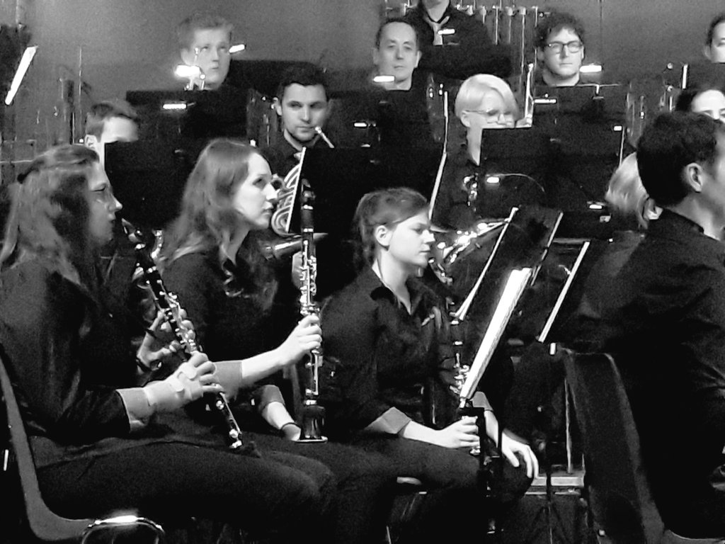 LeenWillems2's tweet photo. Wanneer je ontdekt dat de @LCRCenter doctoraatsstudenten van #Jessa en #ZOL ook nog andere talenten hebben! #toppertjes #RockInHarmony #teambuilding https://t.co/dvSrOQemUa